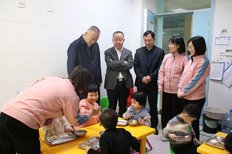 2023年4月6日，高新區(qū)管委會四級調(diào)研員尤偉生（左一）在高新區(qū)民政衛(wèi)生工作辦公室主任聶振興（左三)陪同下蒞臨兒童早期發(fā)展部看望指導工作.jpg